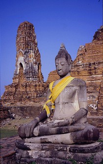 Eine sitzende Buddhastatue in einer alten Tempelanlage.