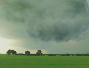 Eine Gewitterwolke über Land.